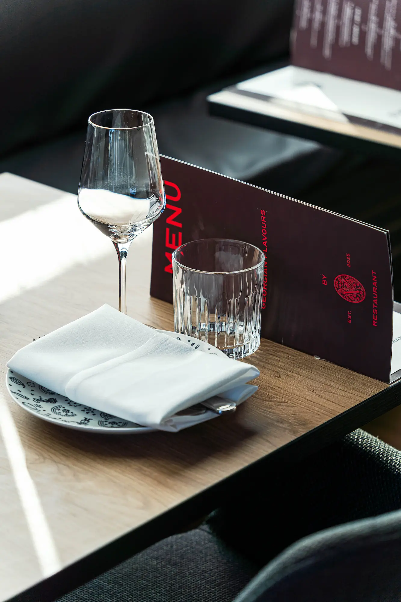 Katettu pöytä ja Vazin menu ravintolassa
