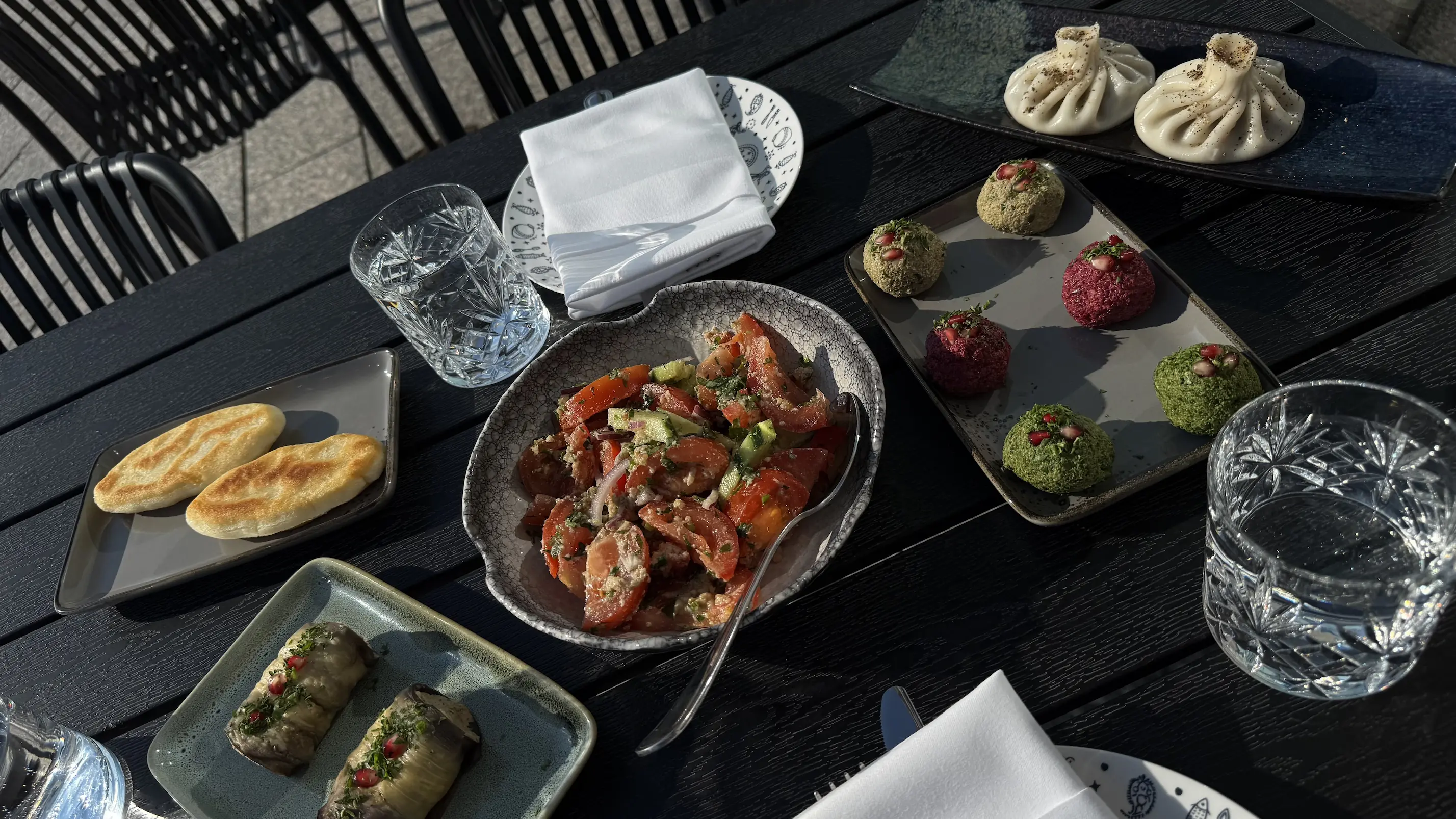Georgialaisia annoksia yhteiseen pöytään Ravintola Vazissa Sompasaaressa